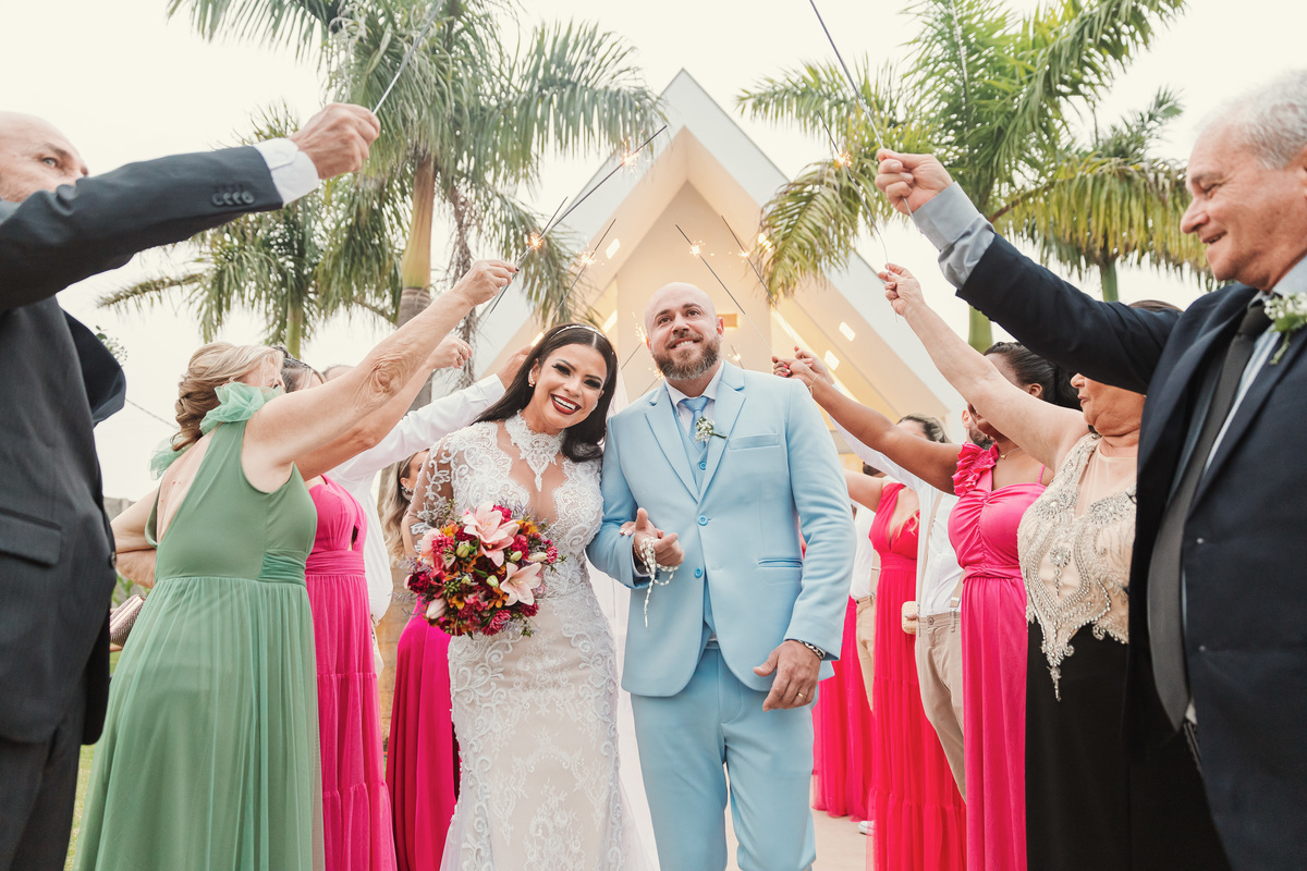 saída dos noivos com velas sparkles na capela da chácara Lalinda Maringá e região fotógrafo de casamentos