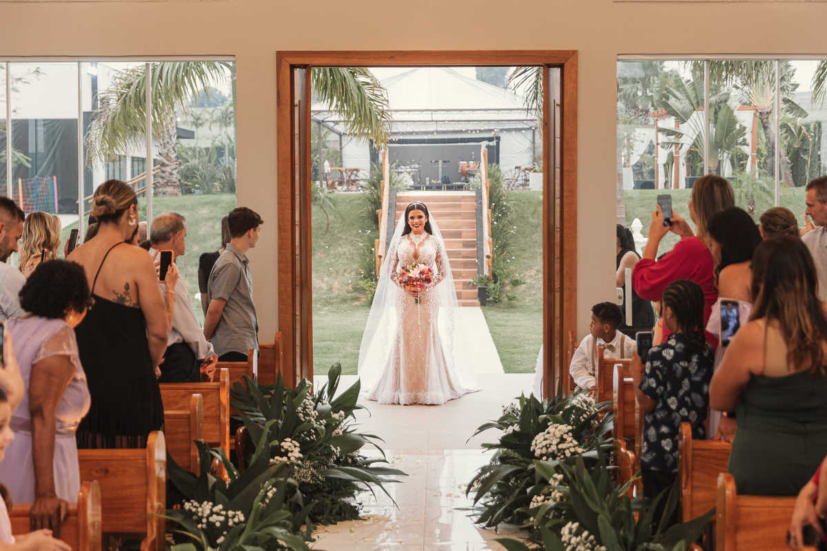 entrada de noiva na capela da chácara Lalinda Maringá fotógrafo de casamentos 