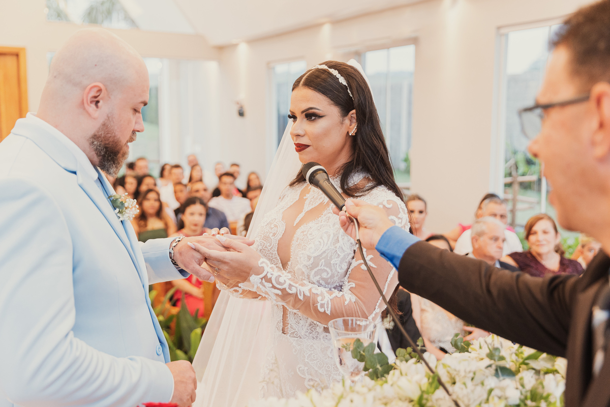 Momento das alianças cerimônia de casamento na capela da chácara Lalinda Maringá e região fotógrafo de casamentos