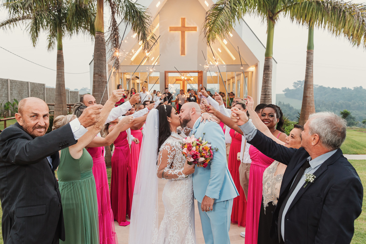 saída dos noivos com velas sparkles na capela da chácara Lalinda Maringá e região fotógrafo de casamentos
