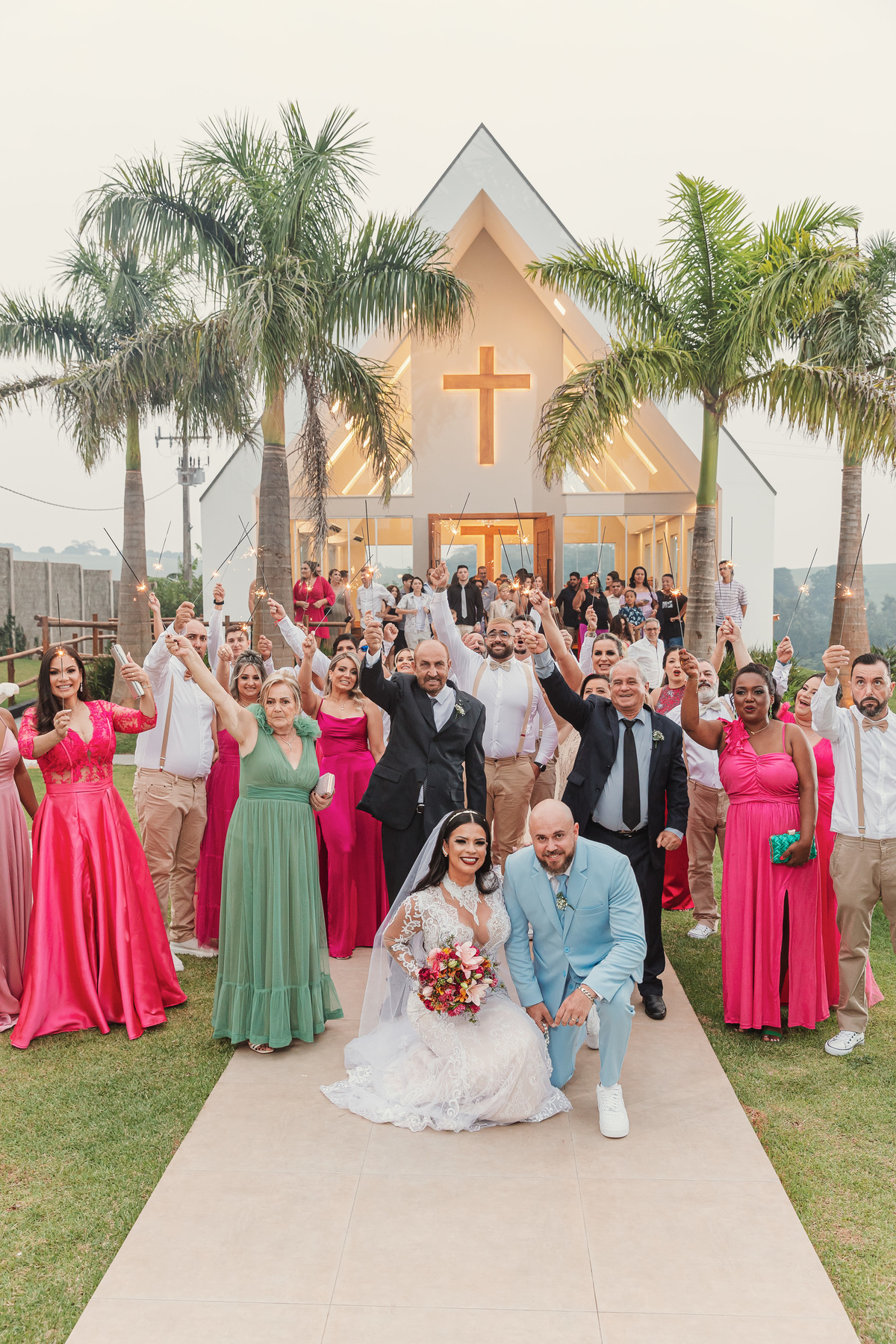 saída dos noivos com velas sparkles em frente a capela da chácara Lalinda Maringá e região fotógrafo de casamentos