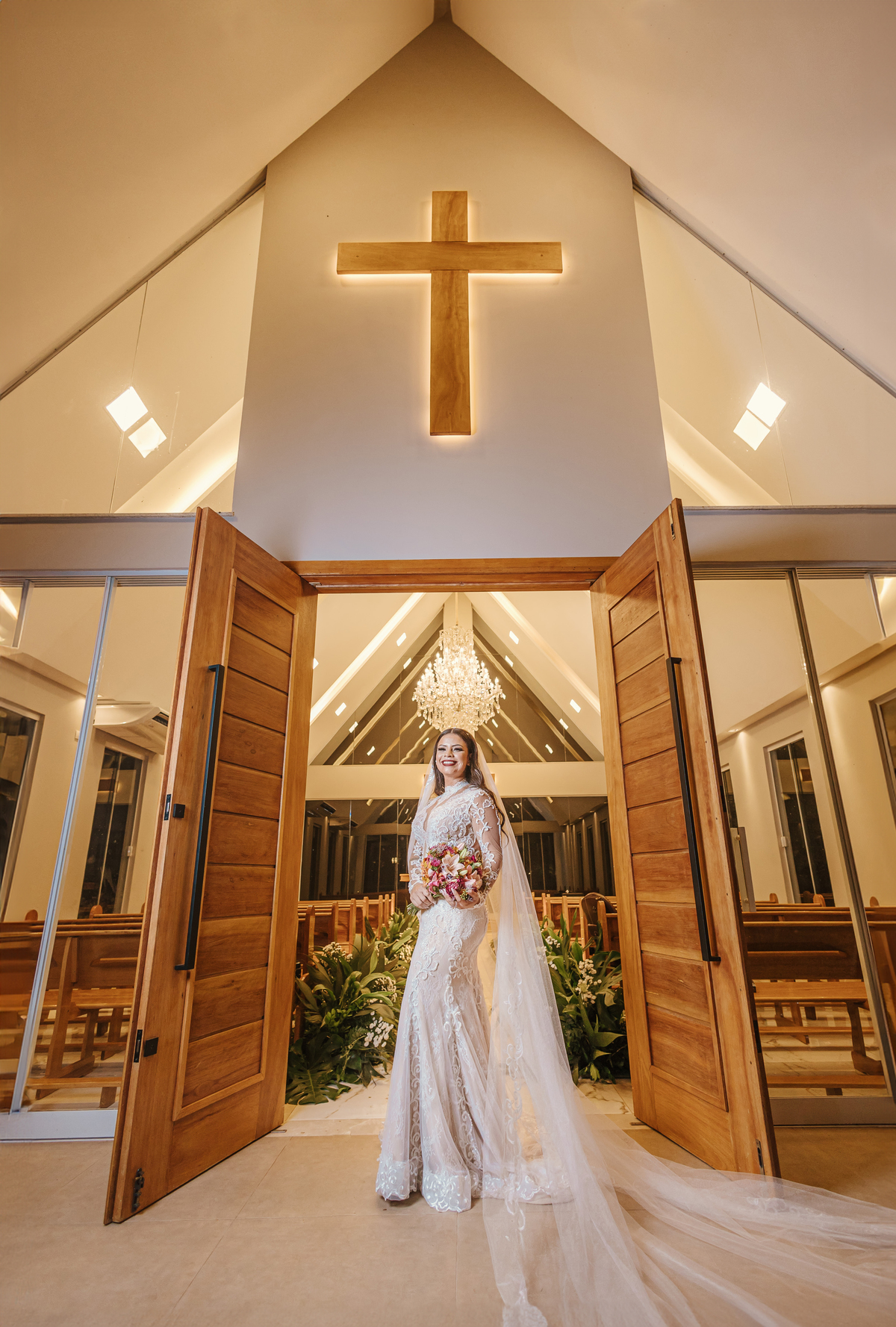 Retratos de noiva na capela da chácara Lalinda Maringá noiva de vestido sereia bordado manga longa