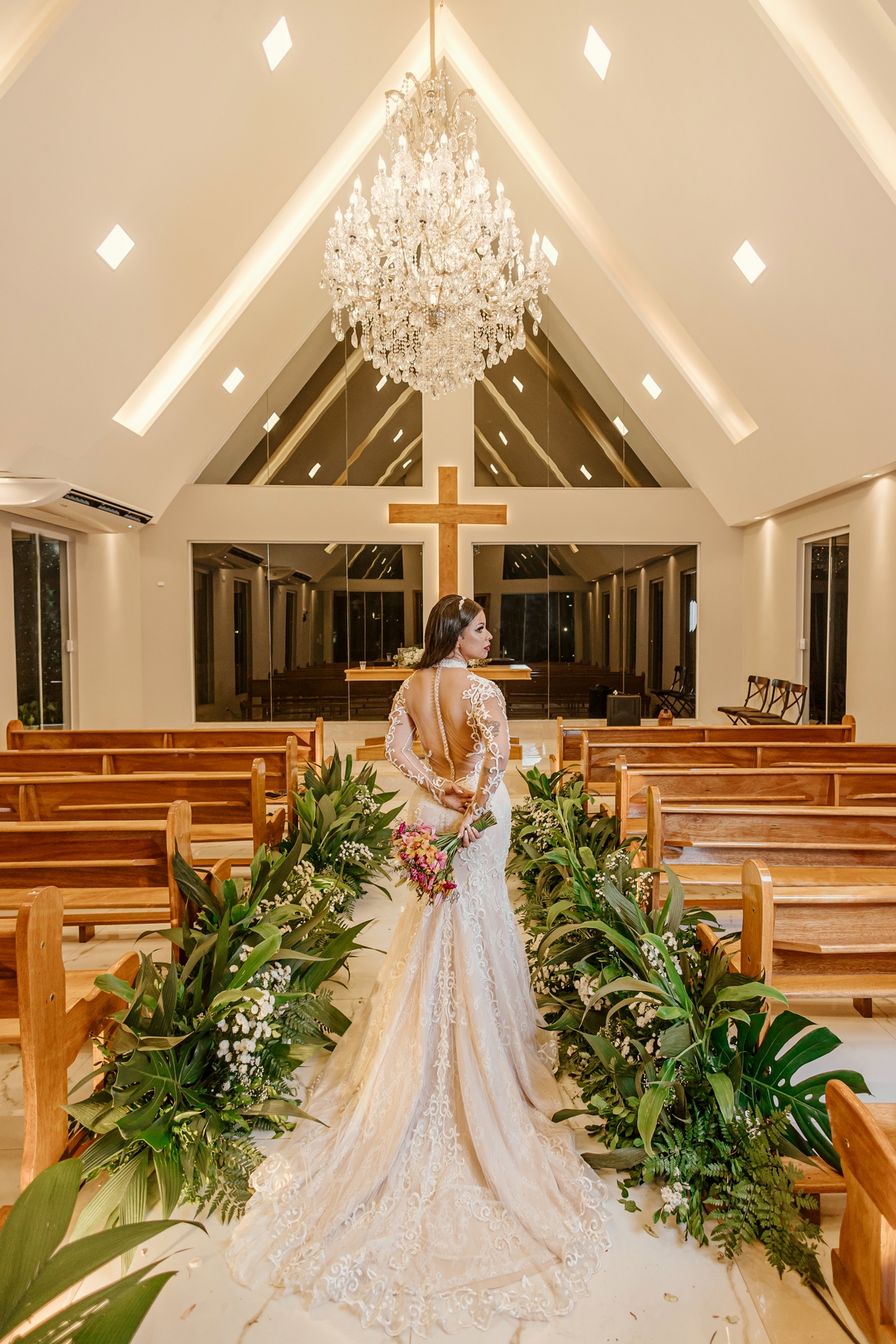 Retratos de noiva na capela da chácara Lalinda Maringá noiva de vestido sereia bordado manga longa costas à mostra buquê alaranjado