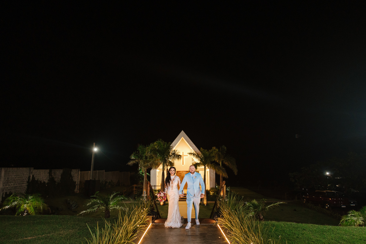 Surpresa para os noivos após cerimônia na capela da chácara Lalinda Maringá fotos à noite