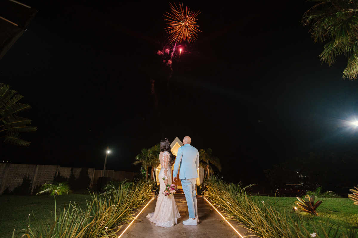 Surpresa para noivos após cerimônia na capela da chácara Lalinda Maringá à noite fogos de artificio