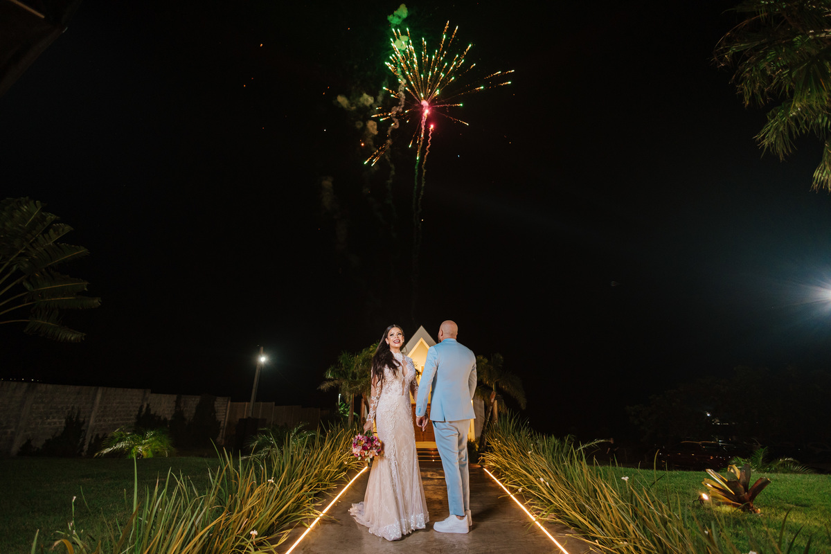 Surpresa para noivos após cerimônia na capela da chácara Lalinda Maringá à noite fogos de artificio