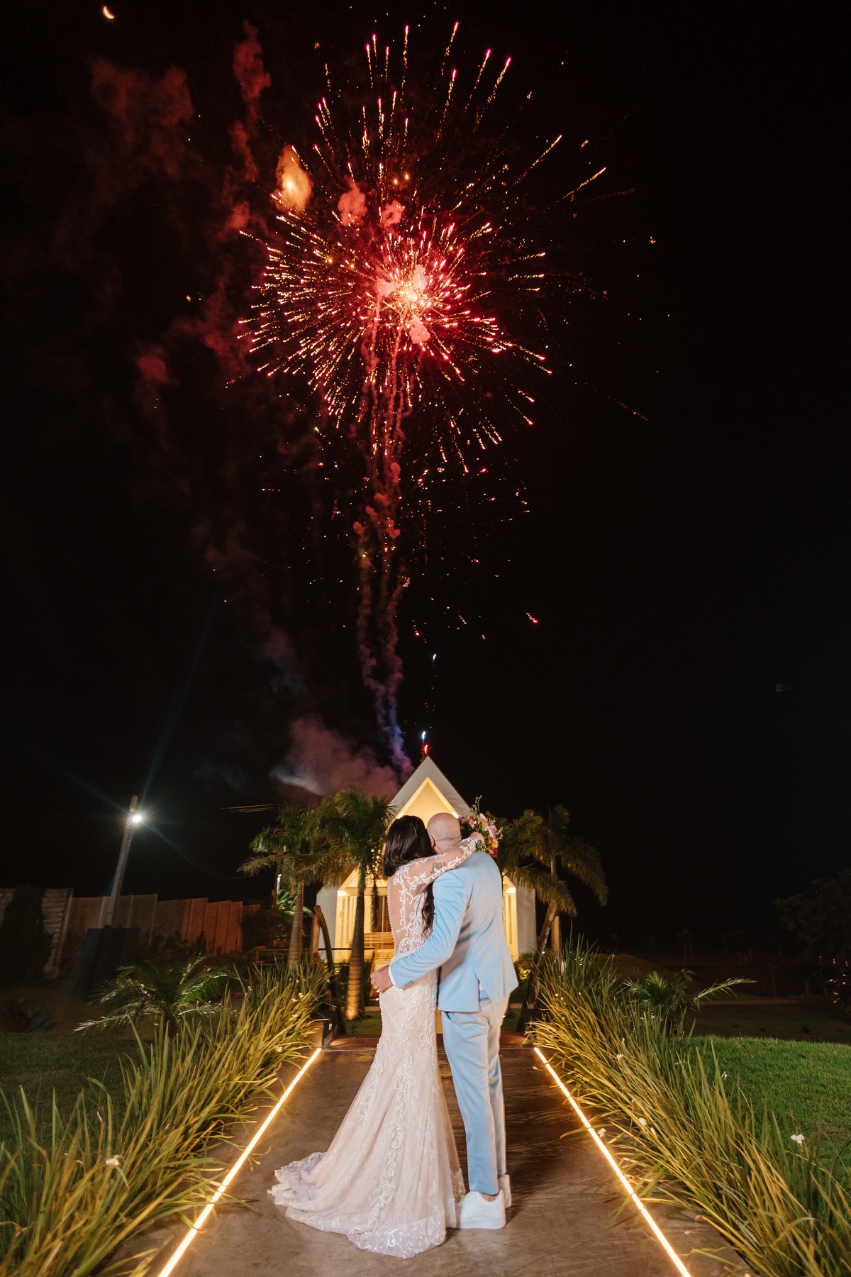 Surpresa para noivos após cerimônia na capela da chácara Lalinda Maringá à noite fogos de artificio fotógrafo de casamento