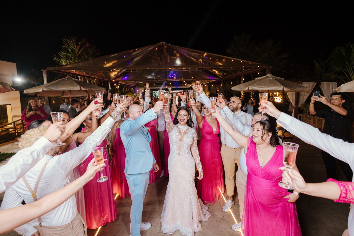 brinde dos noivos e convidados ao chegar na festa Surpresa para noivos após cerimônia chácara Lalinda Maringá à noite fogos de artificio