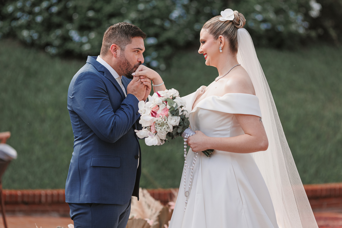 momento que o noivo recebe a noiva casamento ao ar livre fotografo de casamentos em maringá e região