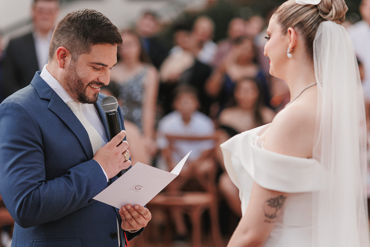 noivo lendo os votos de casamento melhor fotógrafo de casamento de maringá