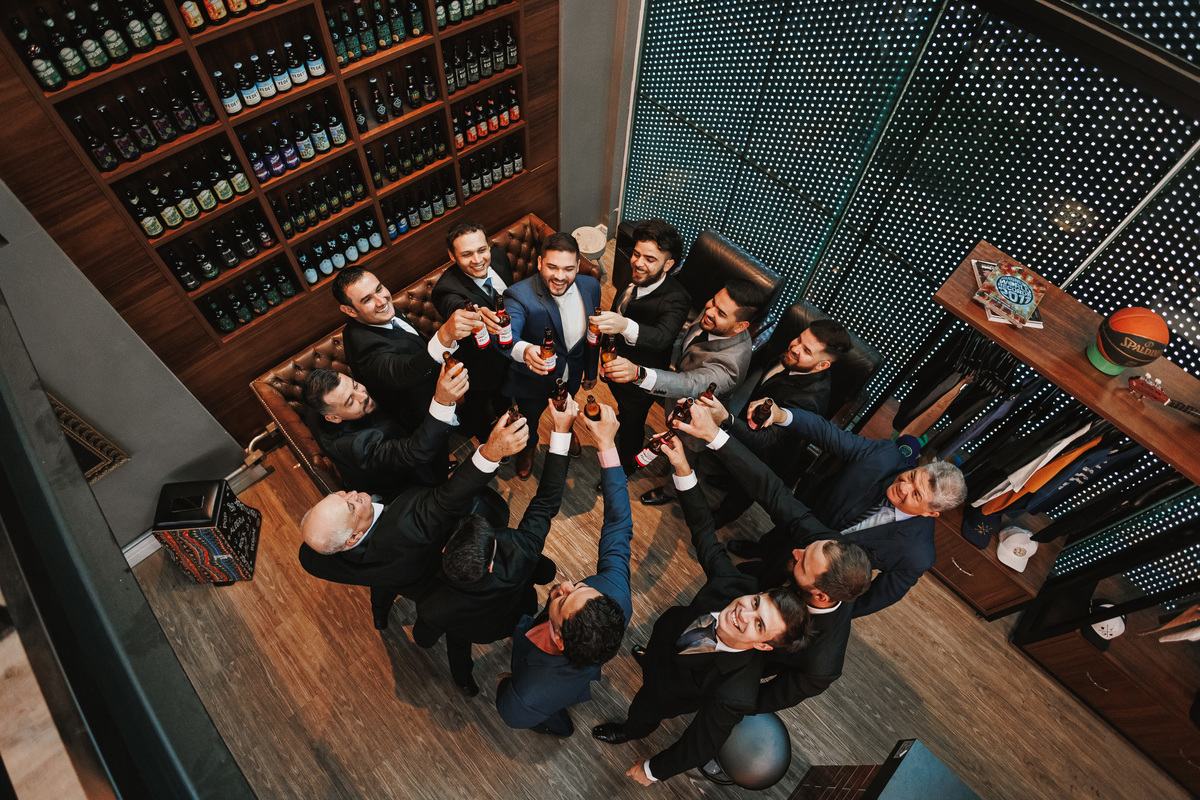 noivo e padrinhos no making of brindando em vinícola noivo de azul padrinhos de preto