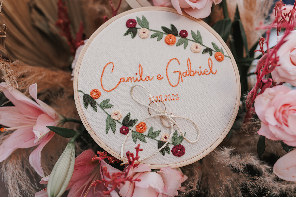 detalhes casamento bordado do npme do noivos estilo boho em tons quentes inspiração