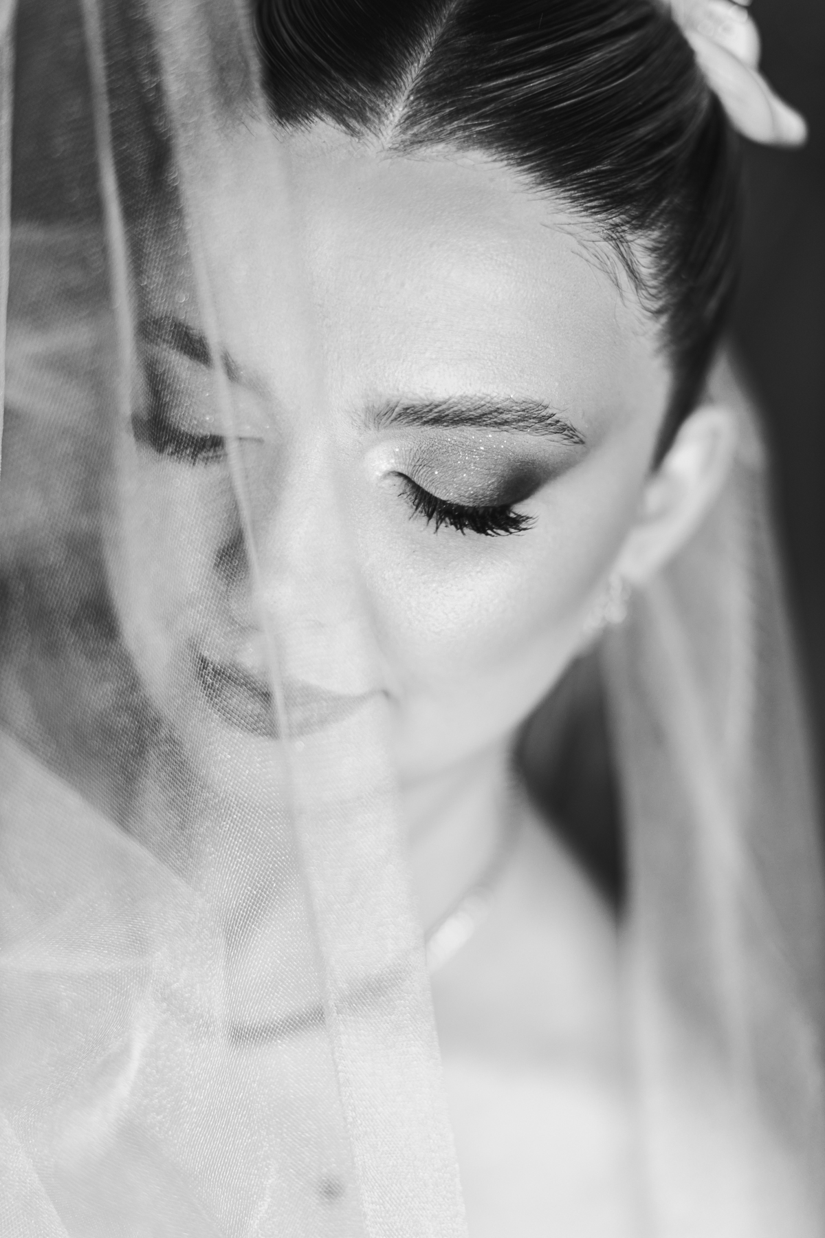 inspiração de maquiagem clássica de noiva making of retratos da noiva com o véu 