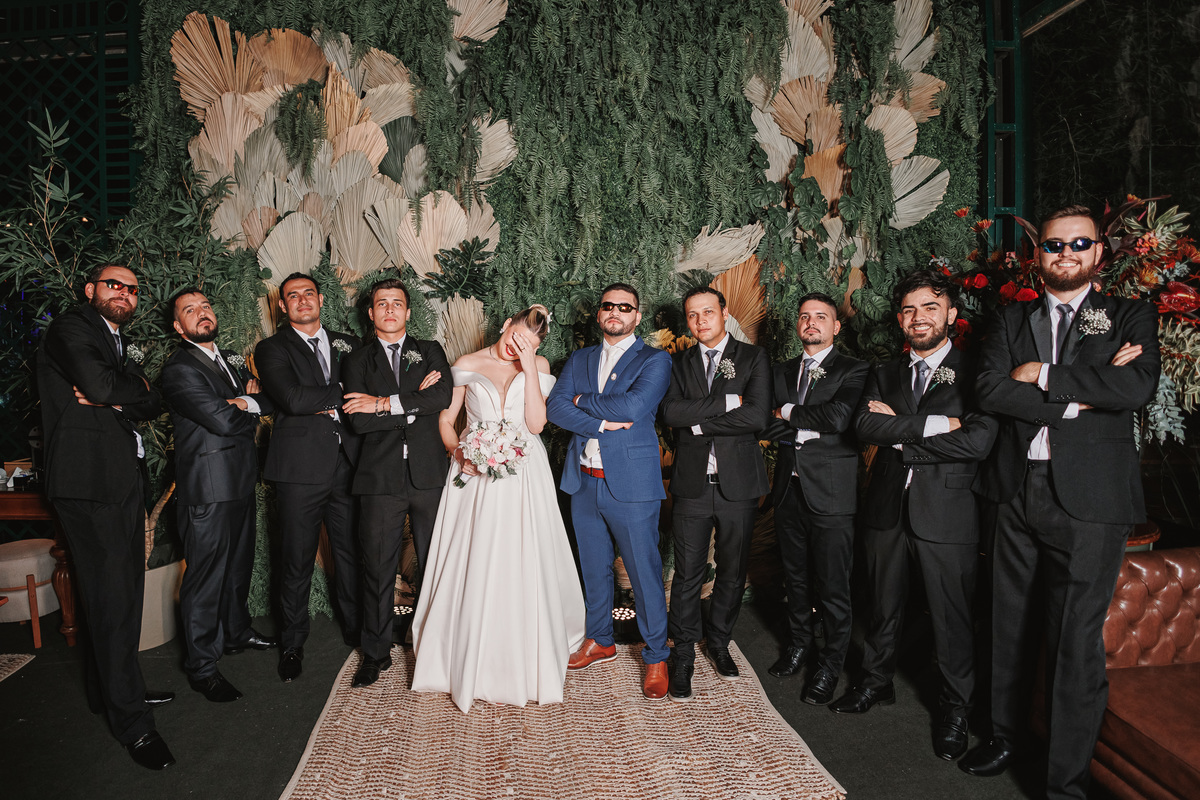 inspiração de foto engraçada com noivos e padrinhos de casamento noivo de azul padrinhos de preto