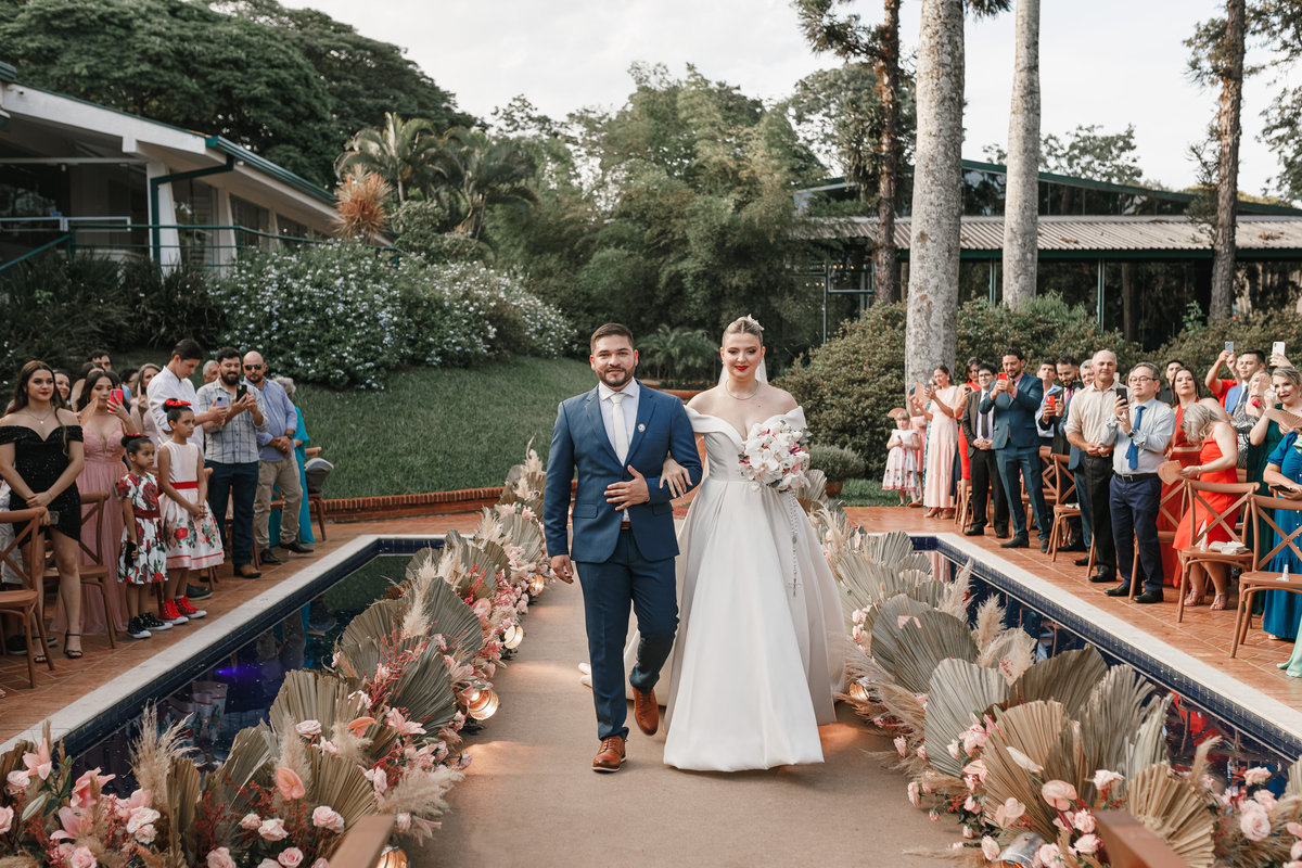 noivo acompanhando a noiva até o altar casamento ao ar livre na chacara giardino eventos 