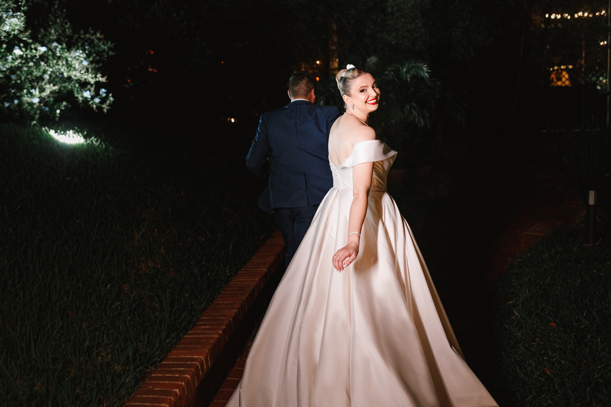 fotos dos noivos à noite inspiração de fotos noturnas de casamento ao ar livre