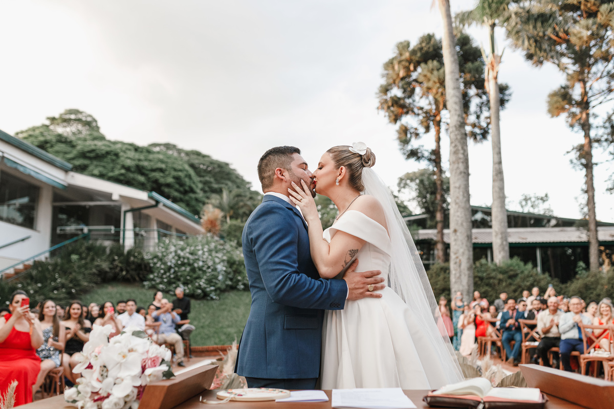 momento do beijo em casamento externo em maringá chacara giardino eventos fotógrafo maringá