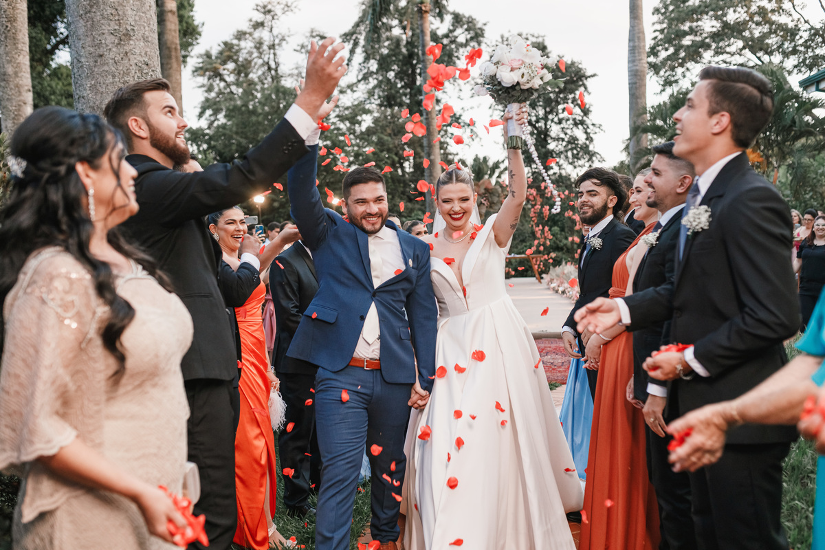 saída dos noivos com pétalas vermelhas em cerimônia ao ar livre decoração boho rosa chacara giardino eventos