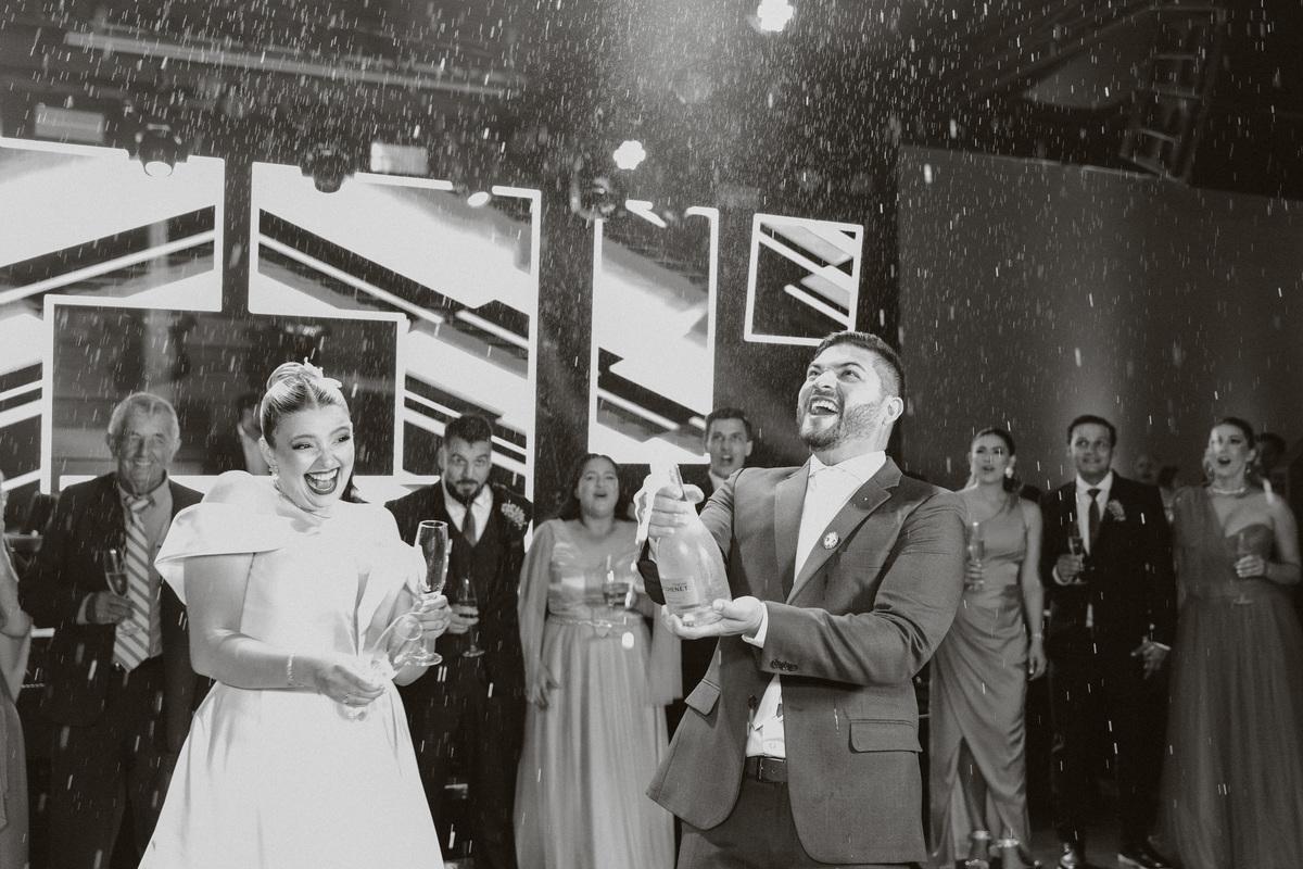 inspiração de foto para o momento da champagne na festa de casamento fotógrafo maringá
