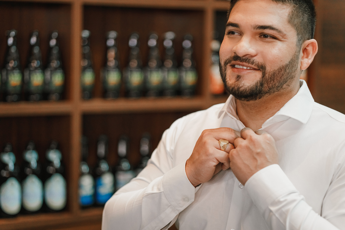 making of do noivo em vinícola noivo no dia do casamento se arrumando 