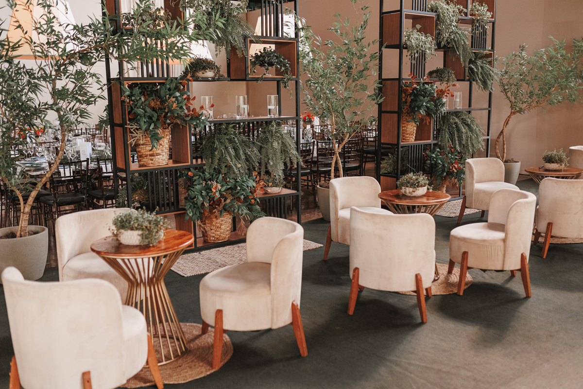 inspiração de decoração de festa de casamento estilo boho com plantas verdes 