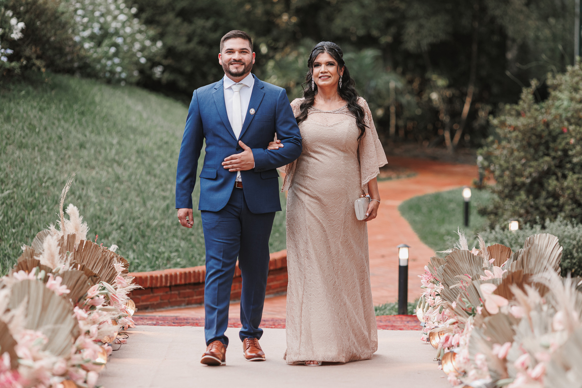 entrada do noivo com a mãe em casamento ao ar5 livre noivo de azul cerimônia externa