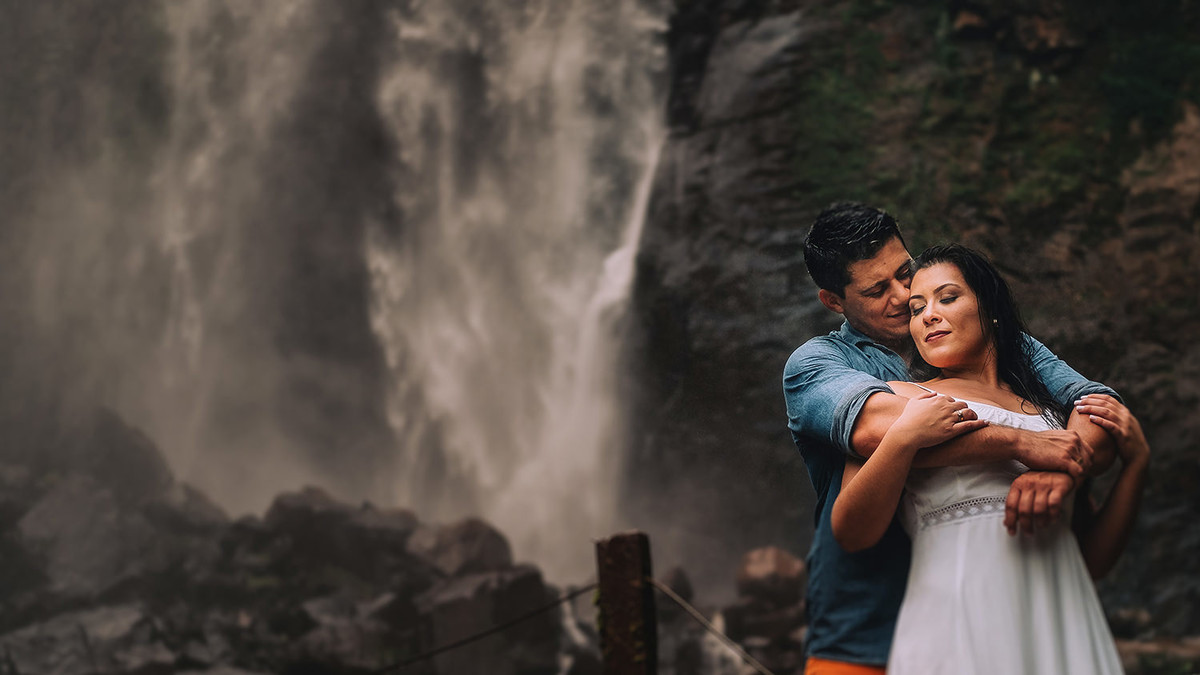 casal namorando na cachoeira