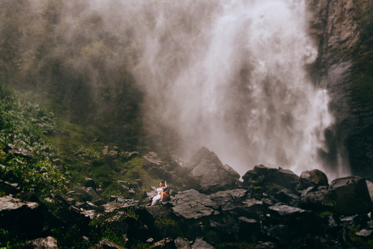 Fotos pré wedding na cachoeira em Faxinal-PR