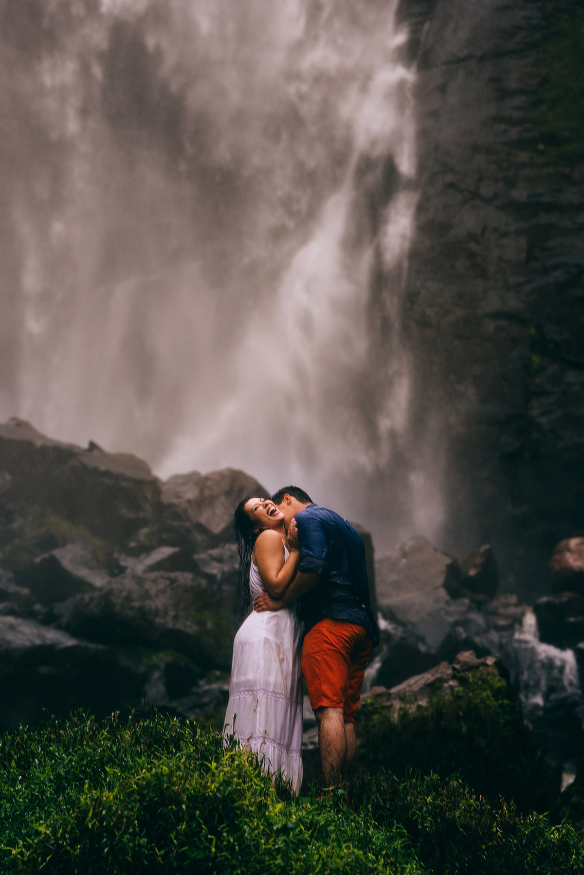 Fotos de casal na cachoeira em Faxinal-PR