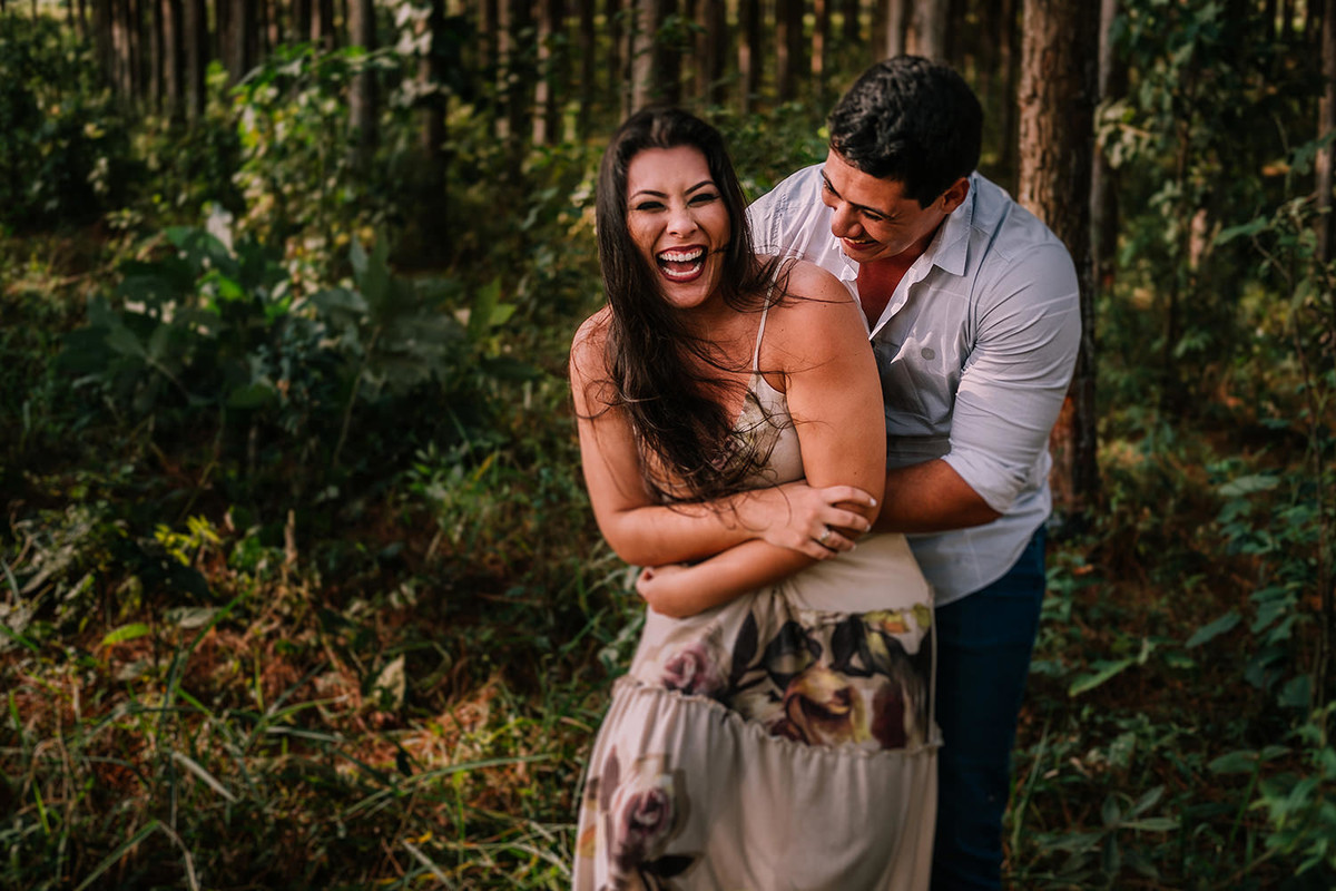Casal de namorados em ensaio de casamento