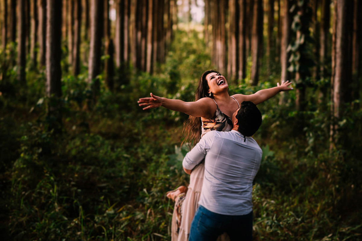 Fotos divertidas de casal na plantacao