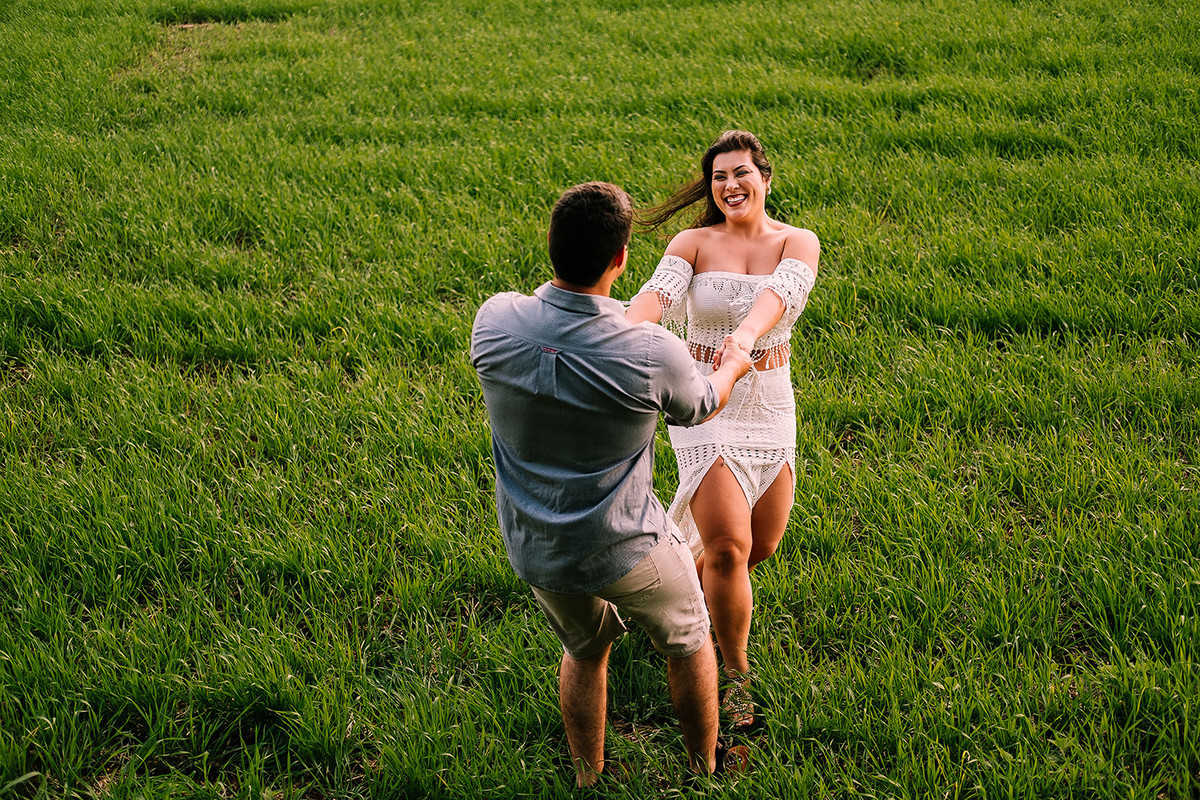 Fotos de casal se divertindo no ensaio de casamento
