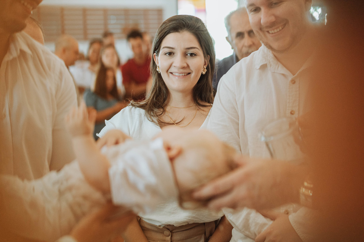 batizado, fotos de batizado de criança, foto de bebe sendo batizado