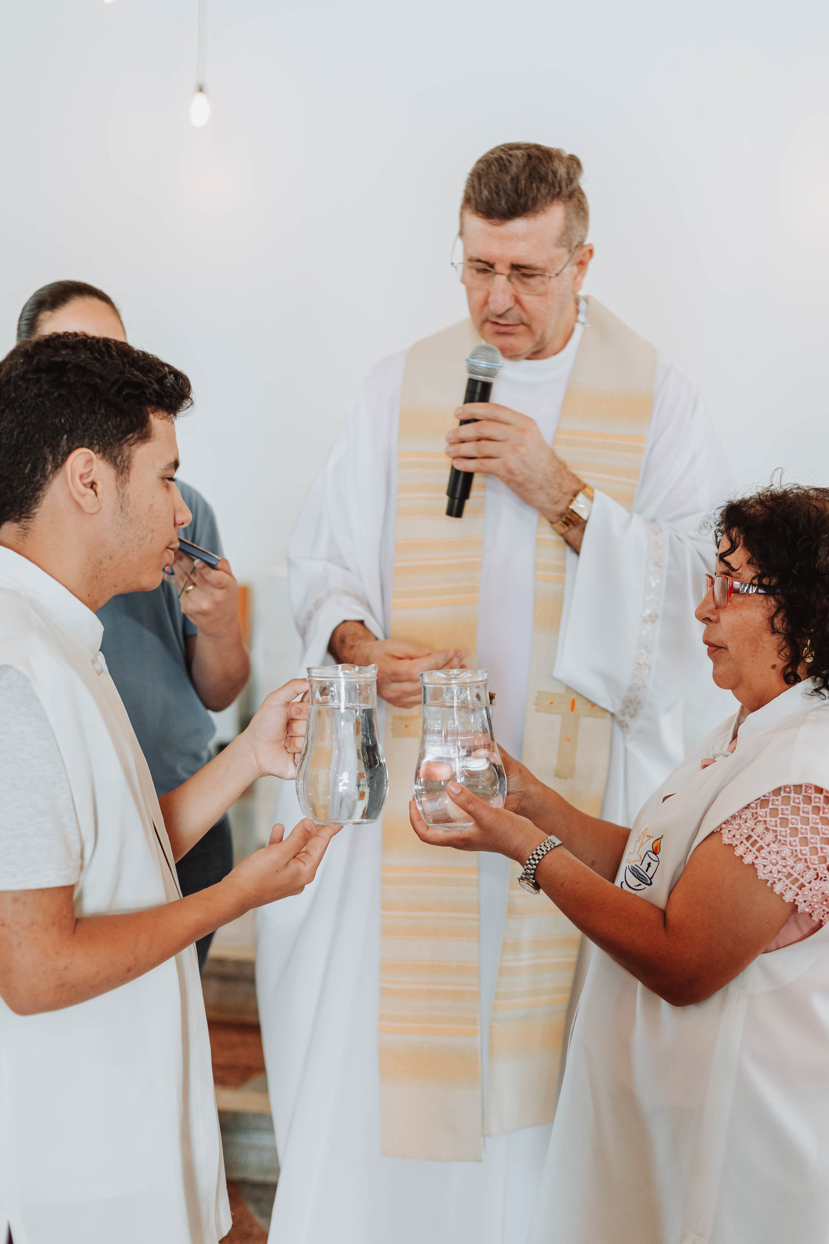 batizado de criança, fotos lindas de batizado, fotos de batizado de criança, foto de bebe sendo batizado