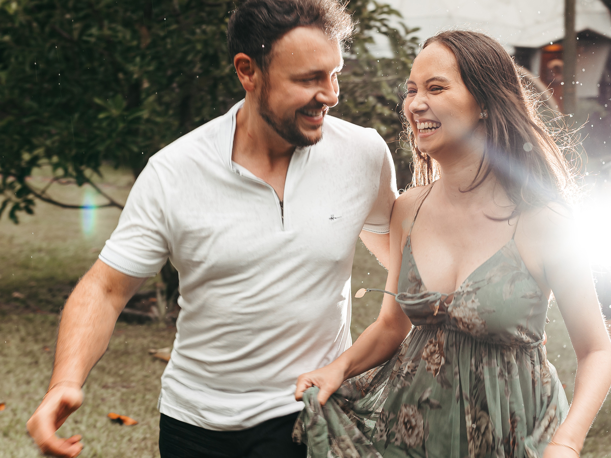 ensaio de casal divertido com fotos na chuva em maringá 