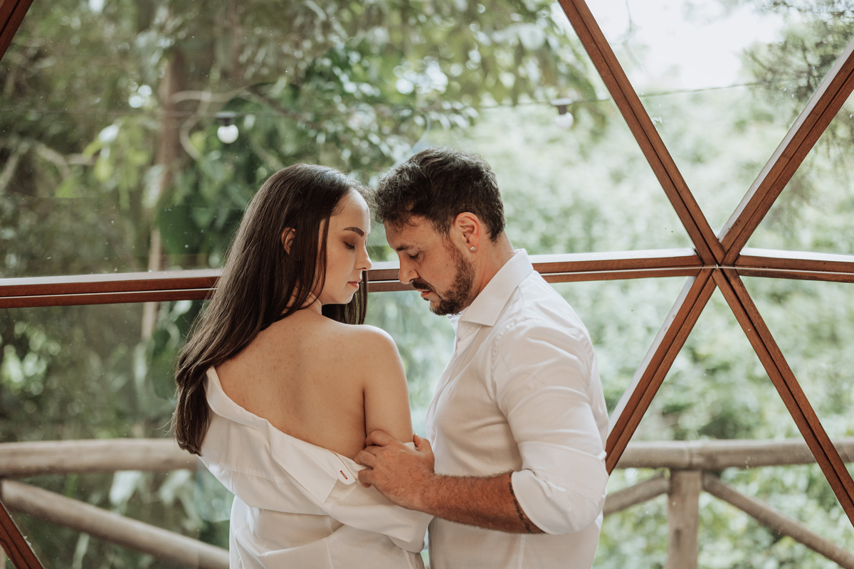 ensaio pre wedding com fotos intimista com luz natural estilo de ensiao sensual na luz do dia 