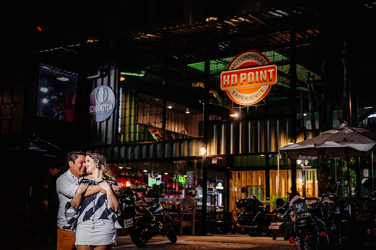 ensaio de casal em um bar