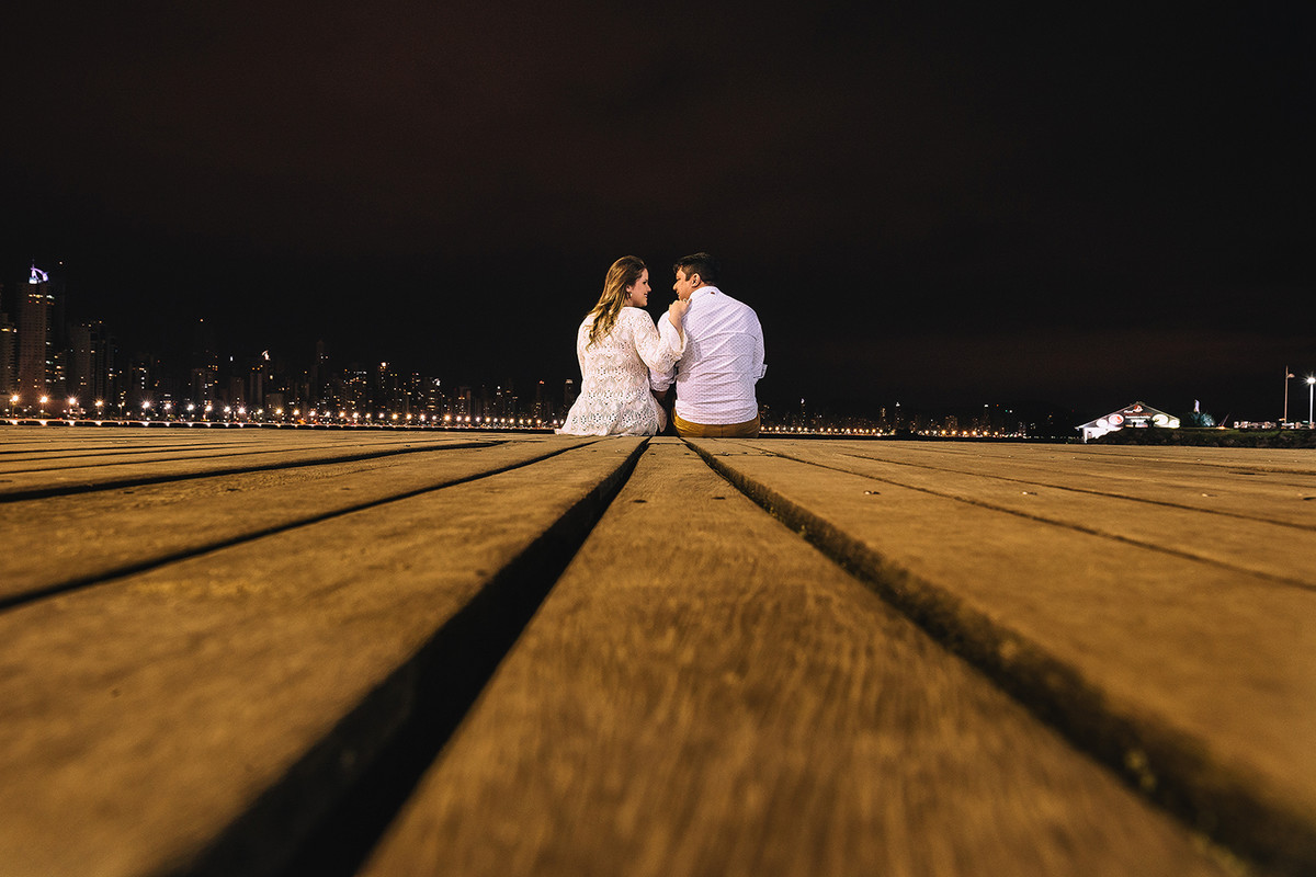 ensaio de casal a noite em Balneário Camboriú