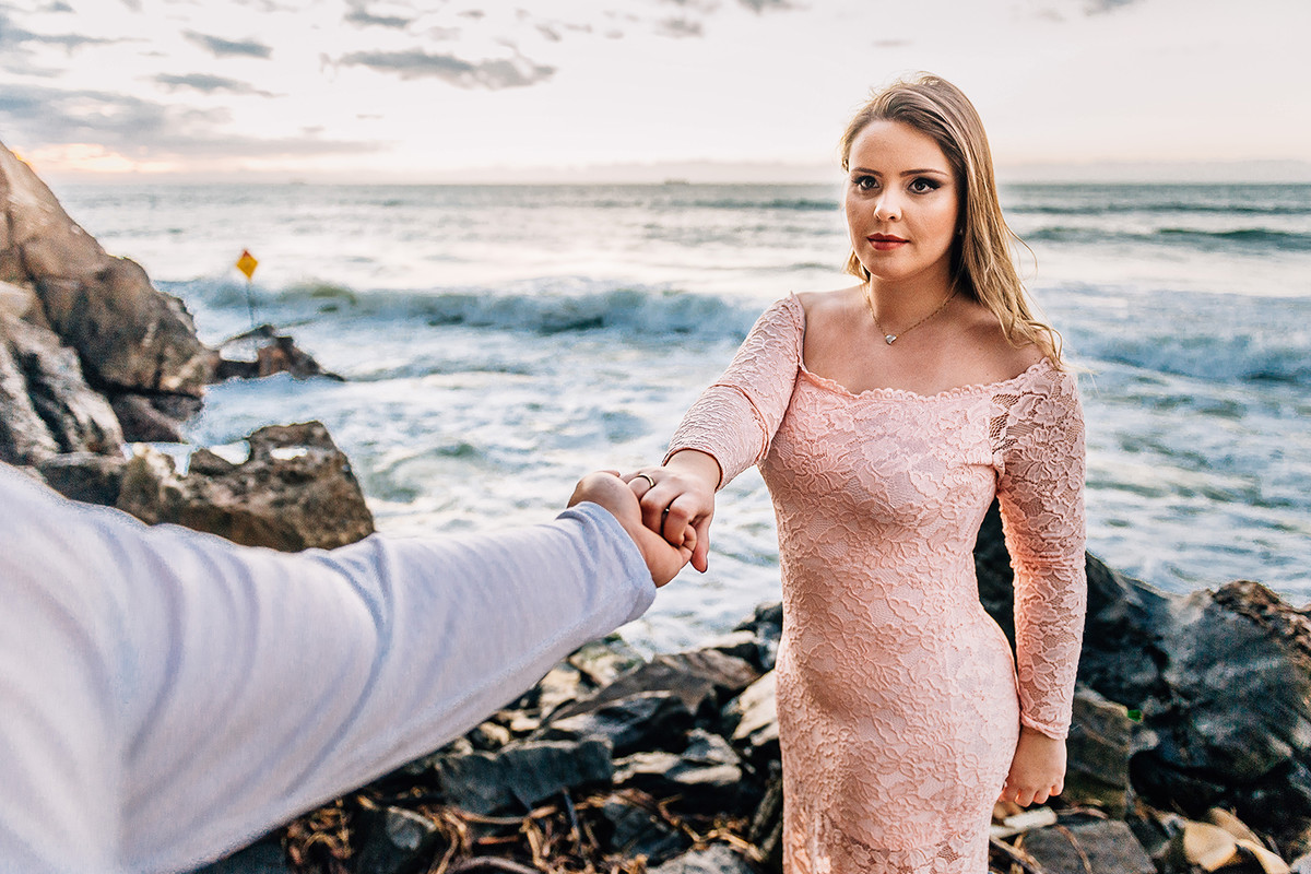 Ensaio de casal na praia foto da noiva