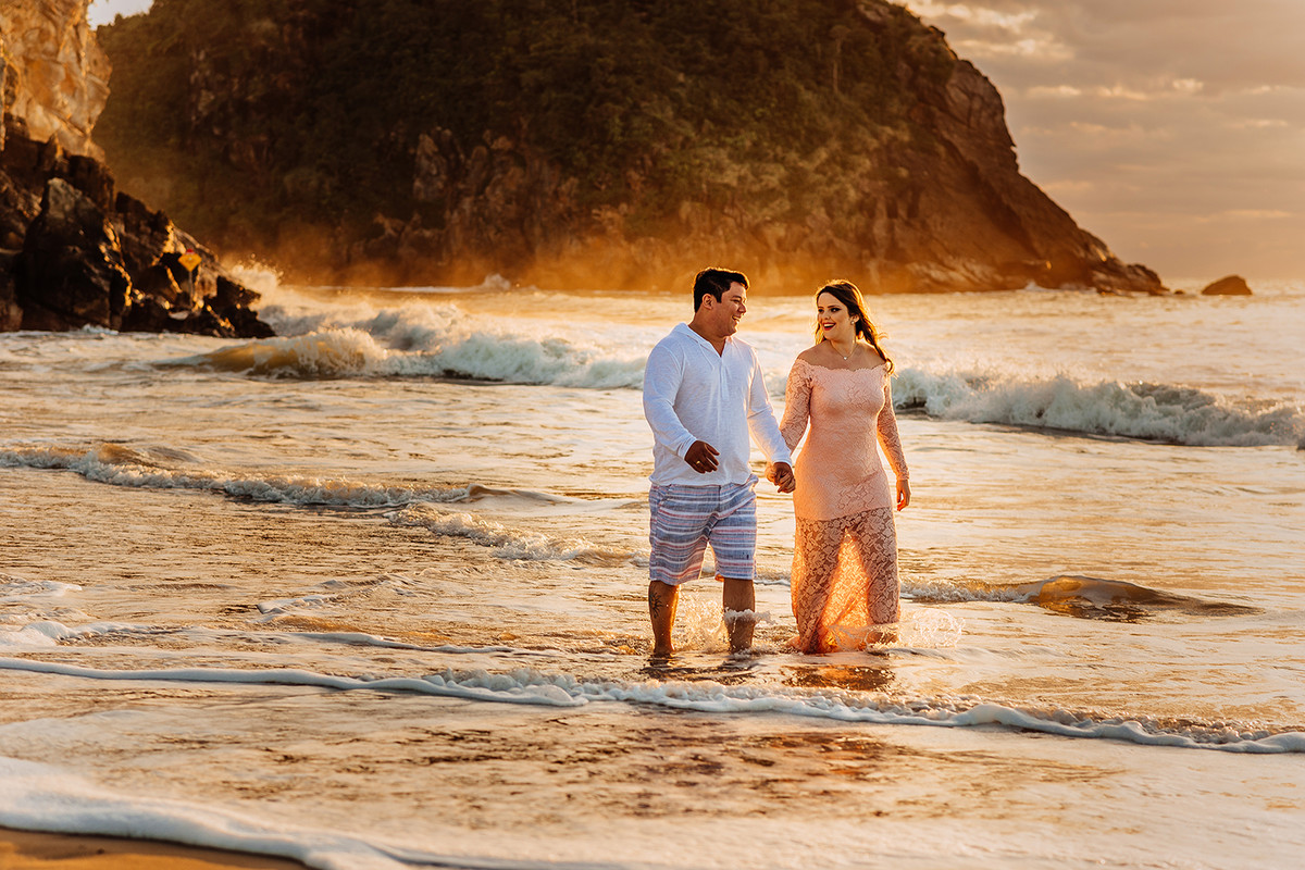 fotos lindas de casal andando na praia