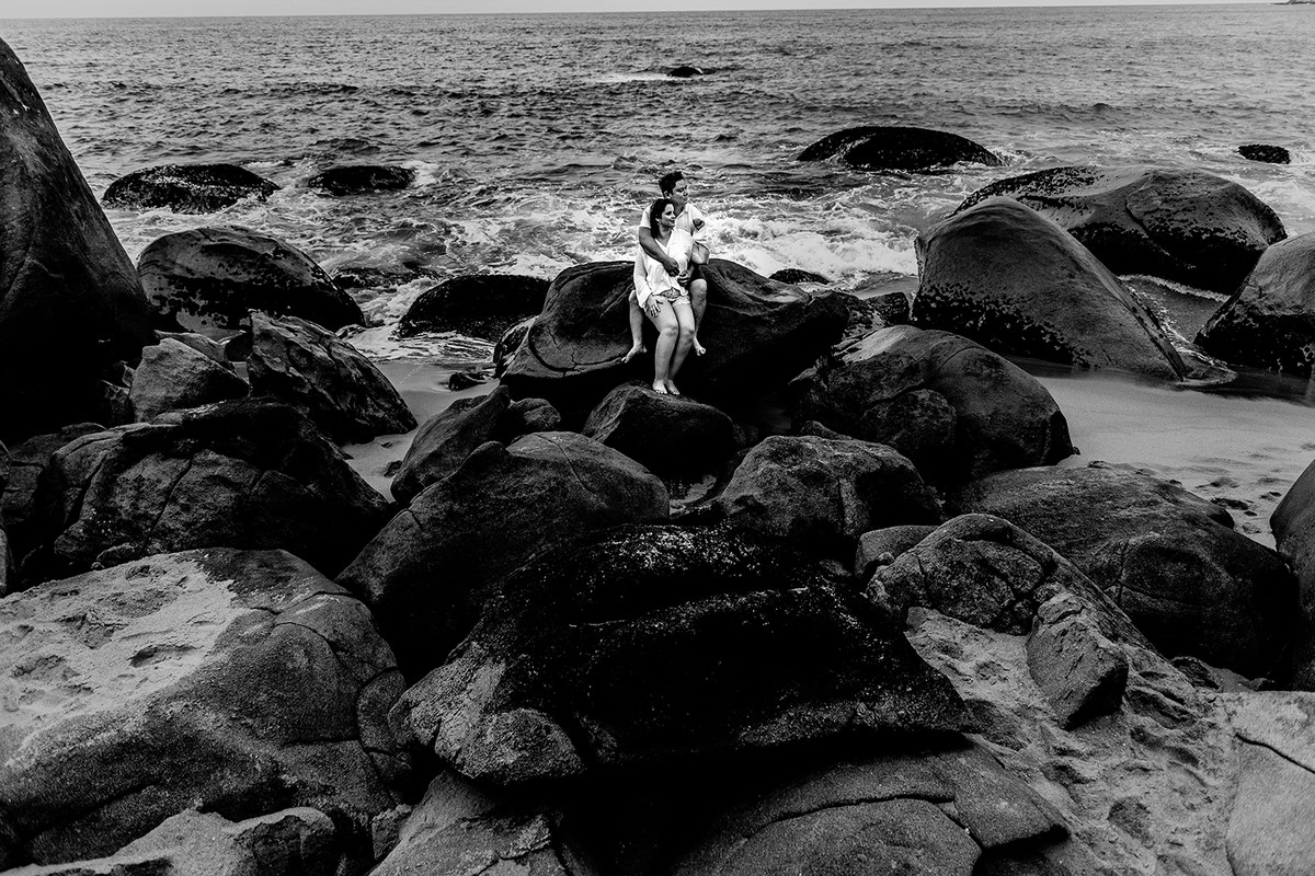 Fotos de casal na praia em cima de pedras