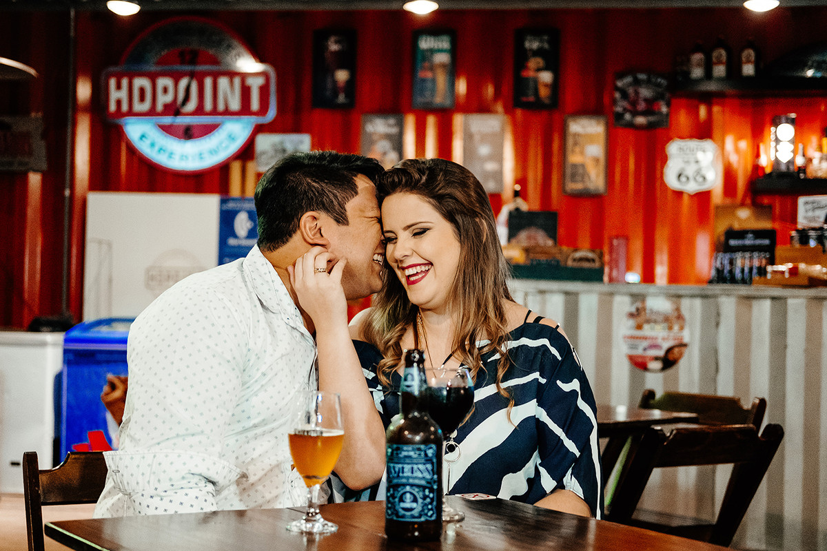 casal se divertindo em um bar no pré casamento