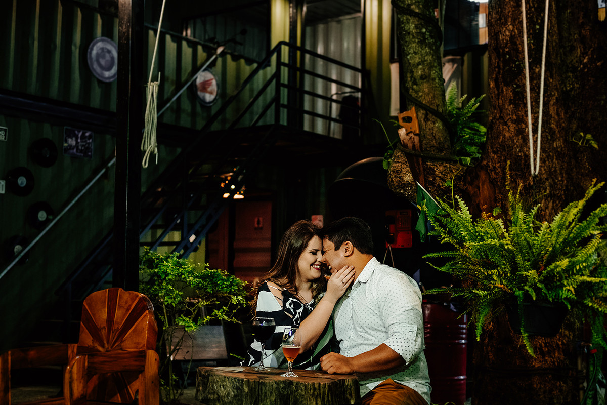 fotos de rickardo andrade em um bar