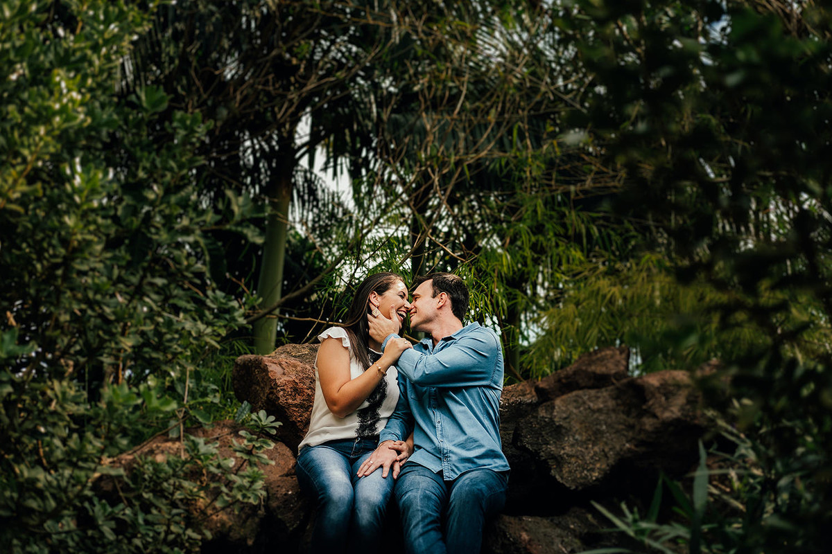 Casal se beijando na bica dagua