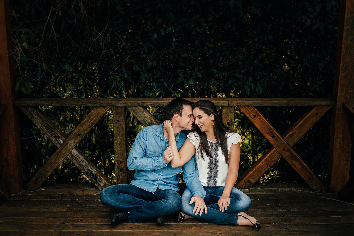 Casal namorando no pré casamento