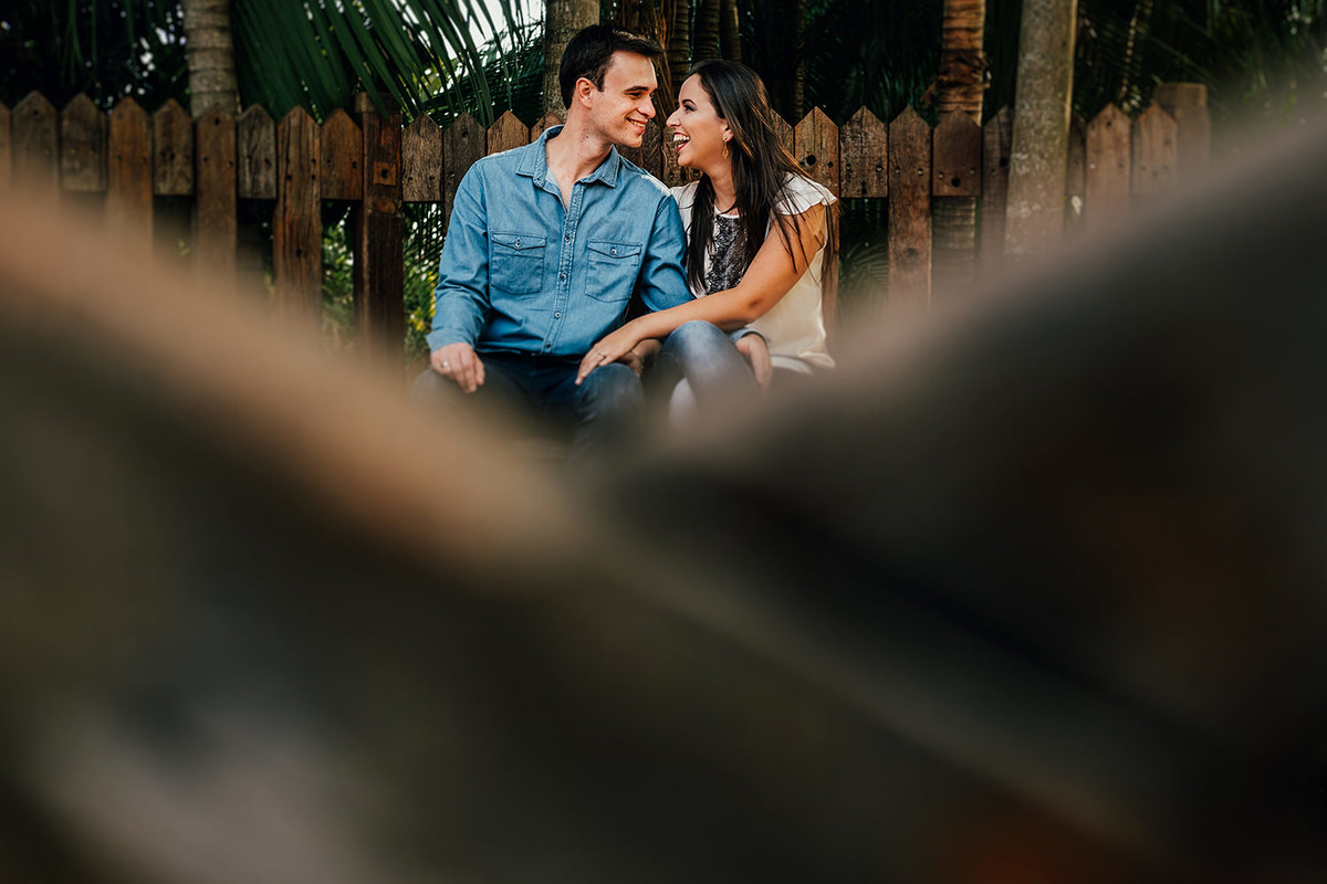 Ensaio de casamento casal se olhando