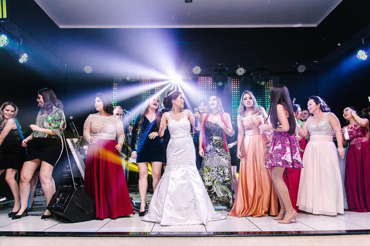 Fota da Noiva e das amigas dando show no balco em casamento em Maringá-PR