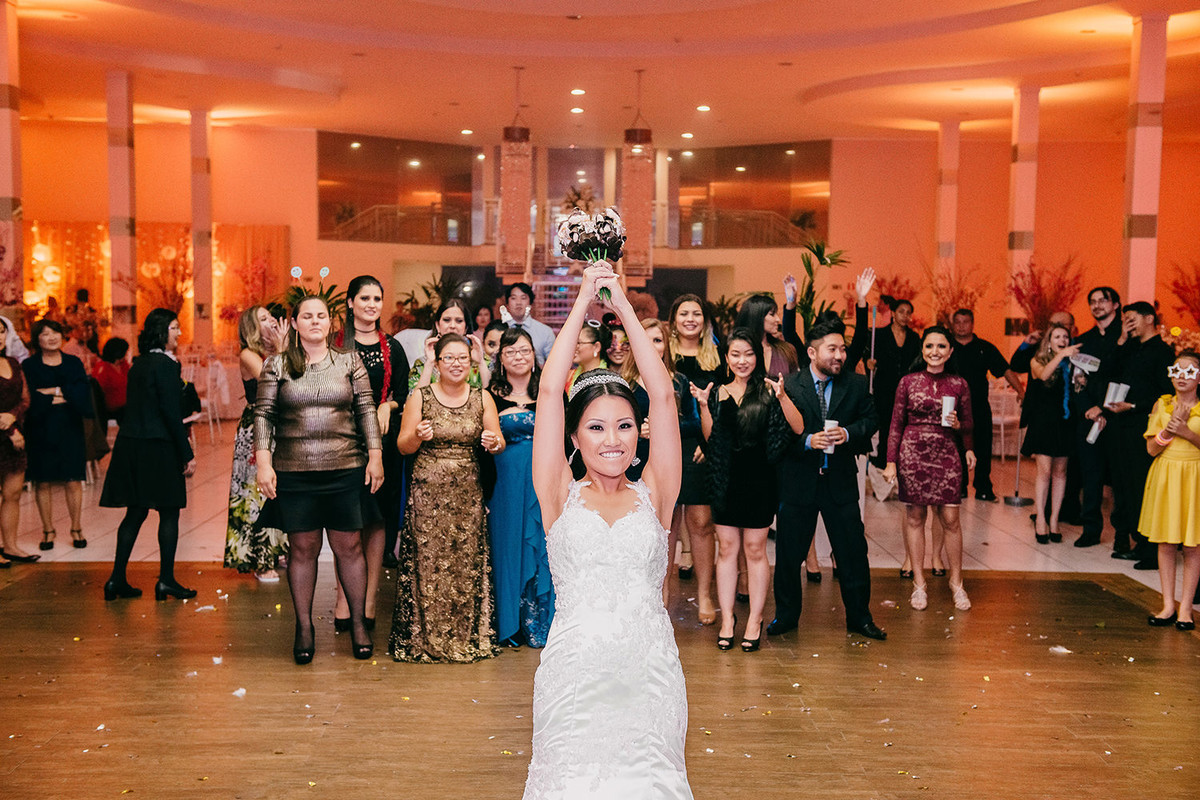 Foto da noiva jogando buque para as solteiras