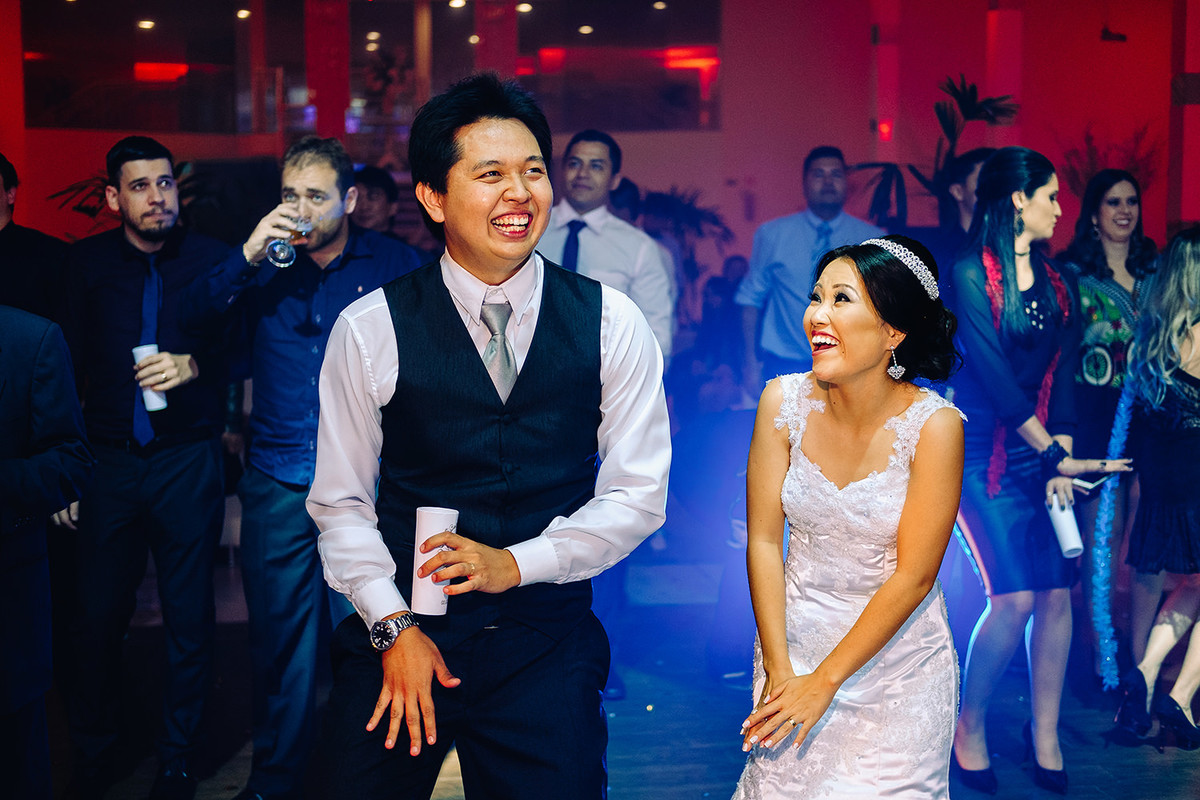 foto de casal dançando na balada de casamento