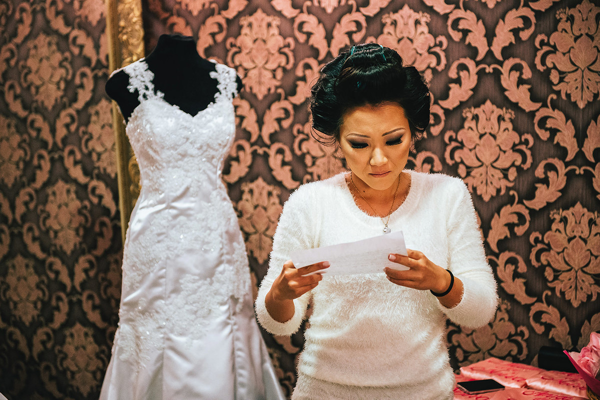 Foto de Noiva lendo carta no making of